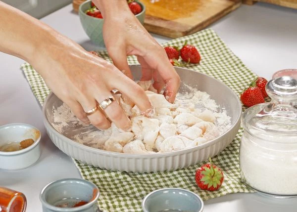 Выложить нарезанные кальмары. Хорошо перемешать.