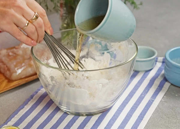 Для кляра смешать муку, крахмал, соль, разрыхлитель и постепенно влить пиво, постоянно помешивая. Довести до однородной консистенции. 
