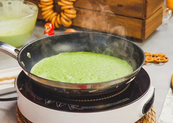 Испечь блинчики с одной стороны.
