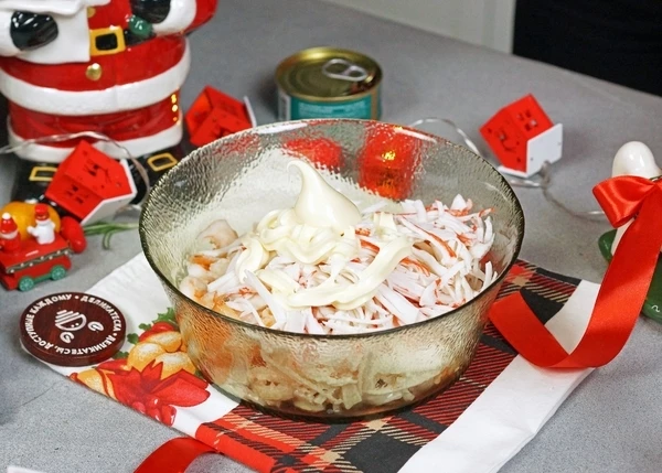 Заправить майонезом, перемешать. При необходимости посолить. 