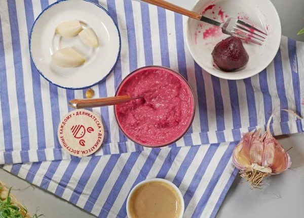 Добавить свеклу, тахини, чеснок, соль и перец, измельчить. 