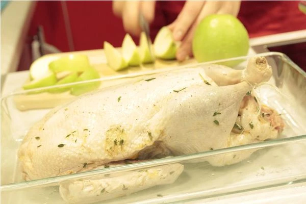 Для маринада вам понадобится: сок 2 апельсинов, 1 лимона, 2 ст. ложки оливкового масла, немного черного перца, соль, смесь мелко порубленных трав: шалфея, розмарина, тимьяна. Опустите утку в получившуюся смесь. Оставьте птицу на ночь или на сутки мариноваться в холоде, периодически переворачивая, чтобы она пропиталась со всех сторон.