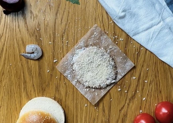 Обвалять их в кукурузном крахмале, яйце и панировочных сухарях. 