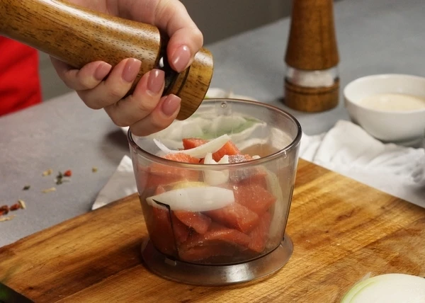 Переложить в чашу блендера, добавить лук, желток, соль и перец, измельчить. Влить сливки и измельчить еще раз.