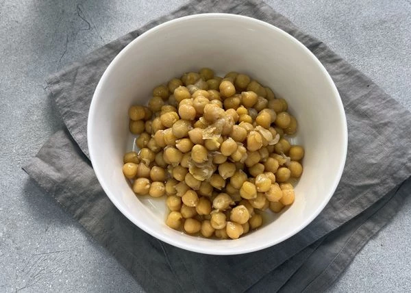 Нут замочить с содой на ночь, с утра промыть. Залить новой водой, посолить и варить до готовности. Примерно 1,5 часа. Слить воду, нут переложить в тарелку для подачи.