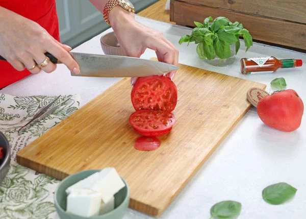 Томаты вымыть, нарезать кружочками.