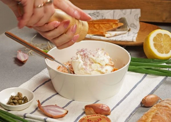 Лук шалот очистить и мелко нарезать. В  тарелку к горбуше выложить лук, творожный сыр комнатной температуры, выжать сок лимона, посолить и поперчить.