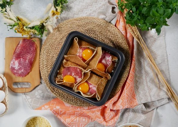 Повторить с оставшимися блинами. 