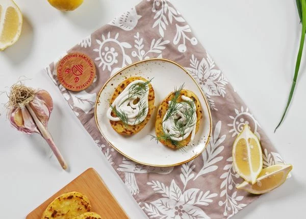 Посыпать веточками укропа.