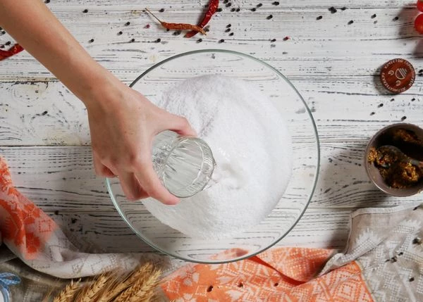 Смешать крупную морскую соль с мелкой, влить воду, чтобы масса получилась немного влажная.