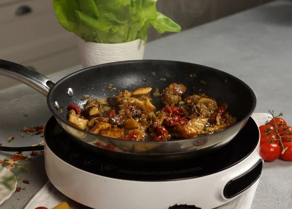 Добавить нарезанные вяленые томаты, перемешать. 