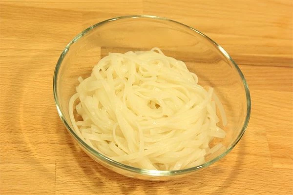 Отварите лапшу. Для этого замочите ее на 5 минут в воде и отварите в течение 3 минут. Грибы шиитаке также нужно поставить варить на 15-20 минут, предварительно залив свежей водой.