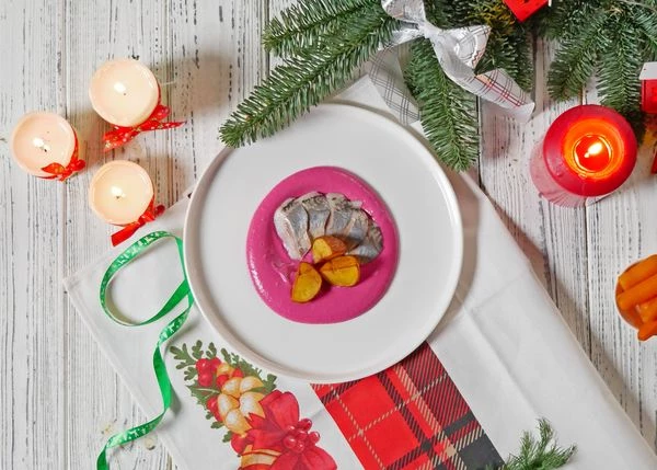 Картофель порезать пополам, обжарить во  фритюре до золотистой корочки. Выложить рядом с сельдью. 