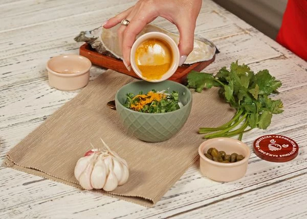 Добавить  нарезанную кинзу и каперсы, куркуму, паприку и соль.