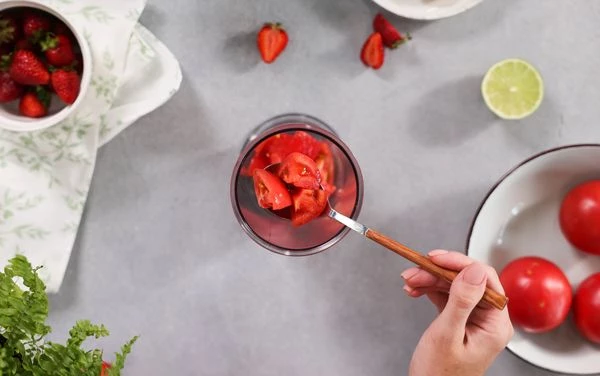 В чашу блендера выложить нарезанные томаты.