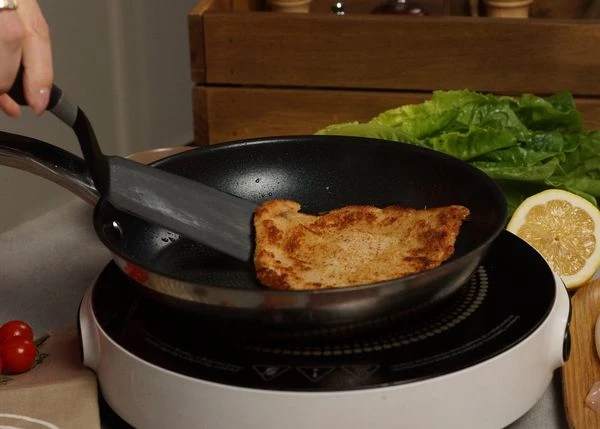 Обжарить с двух сторон на сковороде с маслом. 