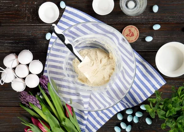 Для опары в теплом молоке развести дрожжи, добавить сахар и просеянную муку, хорошо вымесить. 