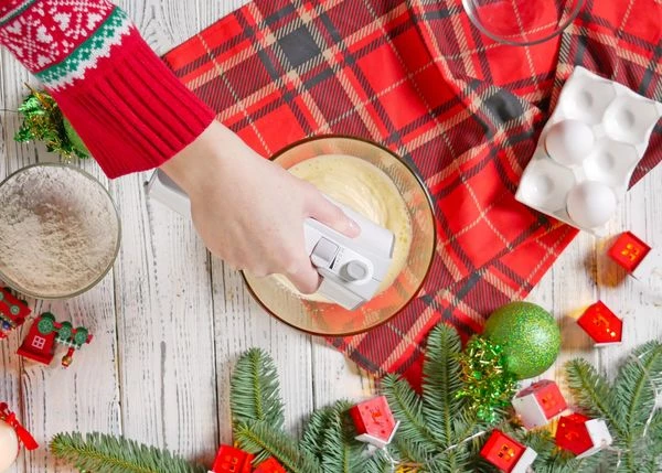 Яйца взбить с сахаром.