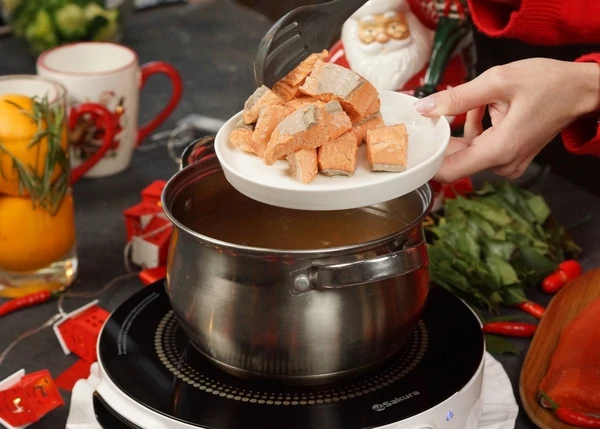 Выловить рыбу. Бульон процедить и ввести набухший желатин, предварительно залитый холодной кипяченой водой на 15-20 минут. 