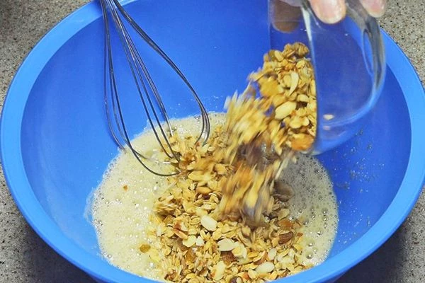 К смеси добавить гранолу или любые запеченные мюсли (у нас с орехами и изюмом).