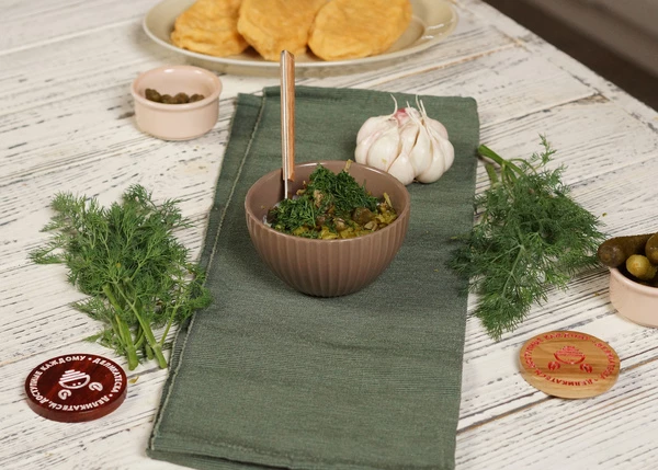 Для соуса смешать йогурт, натертые на мелкой терке огурцы и чеснок, горчицу, соль, нарезанный укроп.