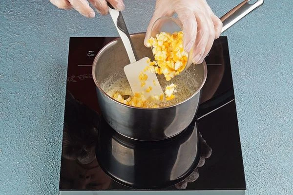 Затем добавить вареное яйцо.