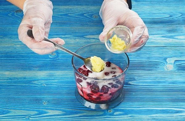 Затем натертый на мелкой терке свежий имбирь.