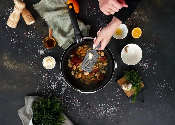 Натереть чеснок, посолить и поперчить, перемешать. Жарить 1 минуту. Снять с огня.