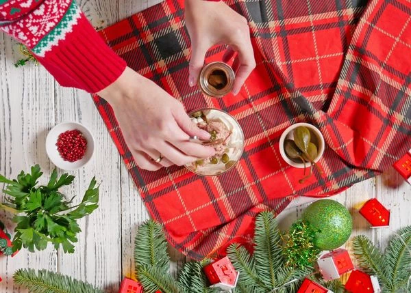 В чашу блендера выложить майонез, филе тунца, каперсы почки, анчоусы.