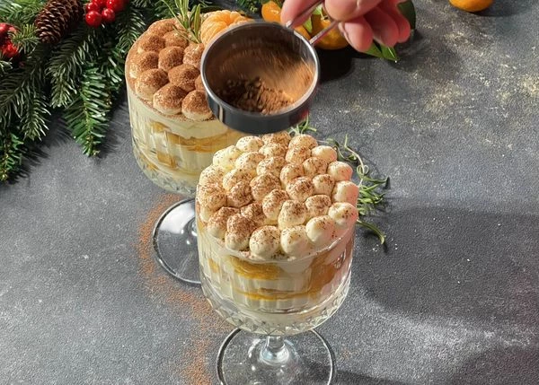 Достать из холодильника, посыпать какао-порошком.