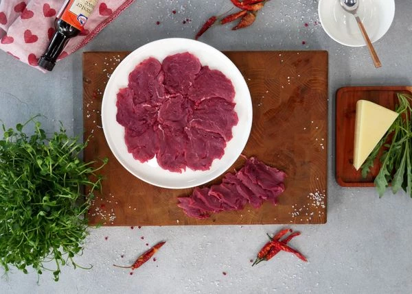 Выложить подготовленные кусочки на тарелку ровным слоем. 