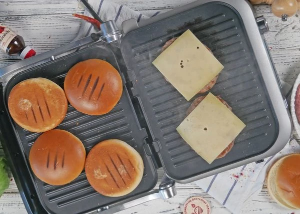 На каждую котлету выложить по ломтику сыра, чтобы он расплавился.