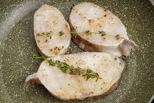 Обжарить стейки на сухой сковороде с двух сторон, до готовности (5-7 минут) с веточкой тимьяна.