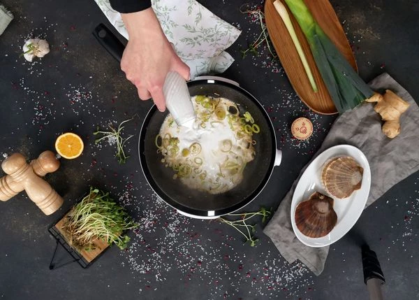 Влить кокосовое молоко, посолить и готовить еще пару минут. 