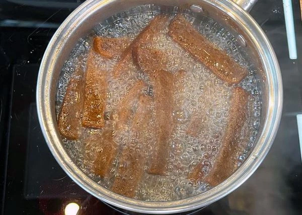 Хлеб обжарить в большом количестве масла до корочки, выложить на бумажную  салфетку.