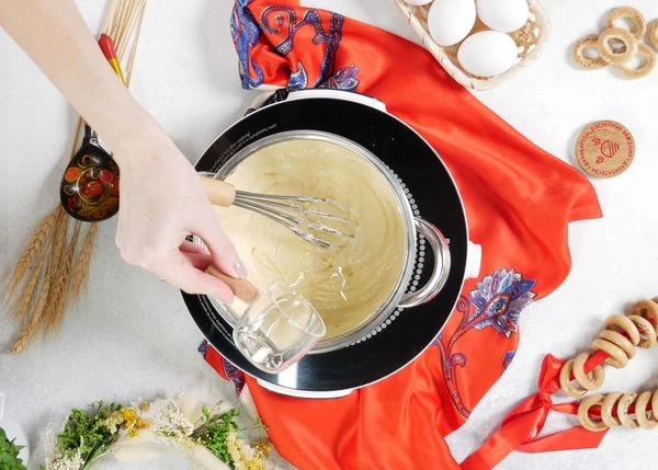 Затем влить масло. Еще раз перемешать и далее тесто перемешивать нельзя.
