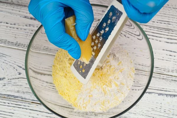 Добавить натертый сыр (35 г) и размягченное сливочное масло, хорошо перемешать.