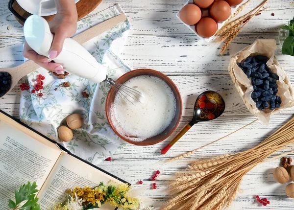 Белок взбить в густую пену.