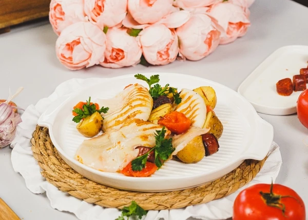 Выложить все ингредиенты на тарелку. Сбрызнуть соком лимона. Оформить петрушкой. Приятного аппетита! 
