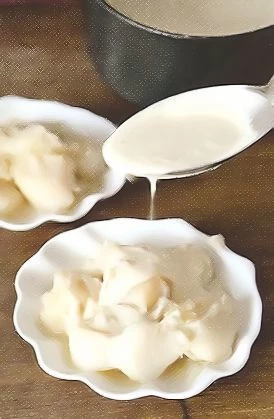 В сотейнике с толстым дном разогрейте оставшееся масло, добавьте муку и готовьте, постоянно помешивая. 2 мин. Снимите с огня и влейте бульон из-под гребешков. Верните на небольшой огонь и готовьте, размешивая, 4-5 мин. 