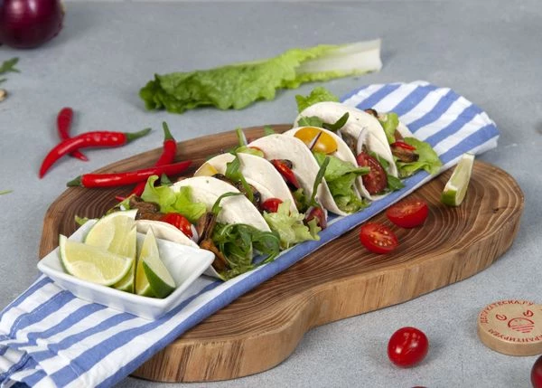 Подавать с ломтиками лайма для добавления свежести и кислоты. Приятного аппетита!