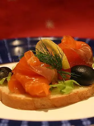 Бутерброд с семгой и форелью классический - Кулинарный рецепт ...
