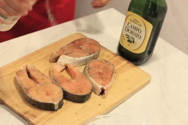 Замариновать с солью, перцем, оливковым маслом и приправой для гриля. Оставить на 15 минут.