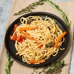 Спагетти с курицей и овощами  Деликатеска 250г