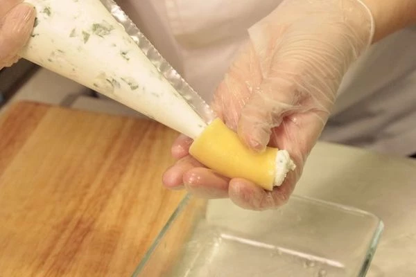 Сыр Рикотта размять, смешать с рубленной зеленью петрушки, тертым сыром Грана Падано и мелко рубленным чесноком. Заполнить сырной смесью трубочки Ригатони.