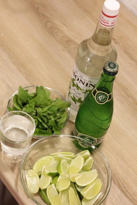 Лайм нарезать дольками, мяту разобрать на листики.