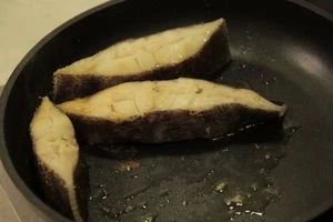 Стейки сбрызнуть соком лимона, посолить, поперчить по вкусу. Обжарить на раскаленной сковороде по 3 минуты с каждой стороны, до готовности рыбы.