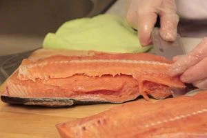 Разрезать пополам,вдоль хребта. Разделать на чистое филе без кожи и костей. 