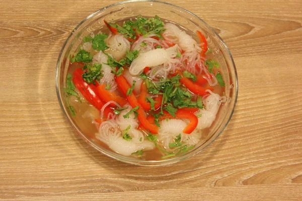 Положить спагетти в получившийся маринад, добавить нарезанный соломкой перец, мелко нарезанную кинзу. Оставить мариноваться на 4 часа.