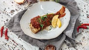 Морской окунь в томатном соусе